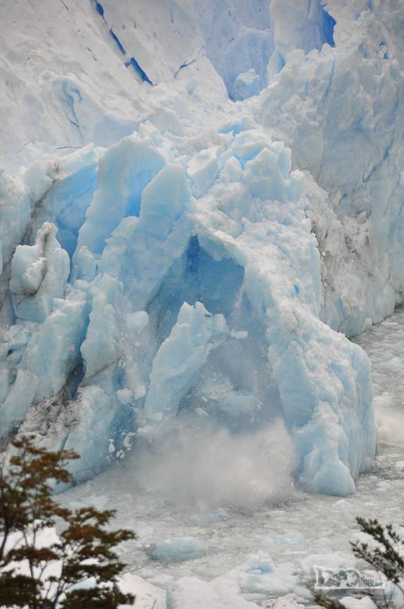 Um arco de gelo entra em colapso no glaciar Perito Moreno, no parque Nacional Los Glaciares, região de El Calafate, no sul da Argentina (foto 6 de 10)